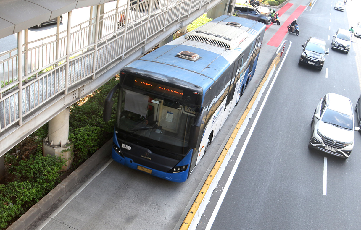 Transjakarta melintas di Jalan Rasuna Sahid, Jakarta, Senin (20/7/2026). (Beritanasional.com/Oke Atmaja)