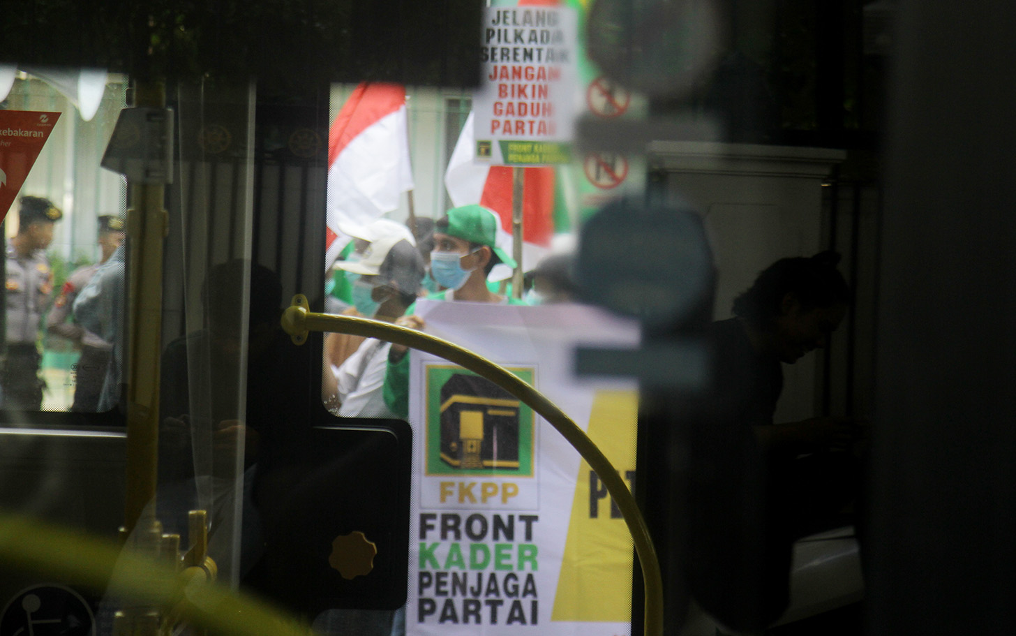 Dua massa dari kader PPP yang saling pro kontra berunjuk rasa di depan kantor  di depan Kantor DPP Partai Persatuan Pembangunan (PPP), Jakarta Pusat, Jumat (14/6/2024).(BeritaNasional.Com/Oke Atmaja)