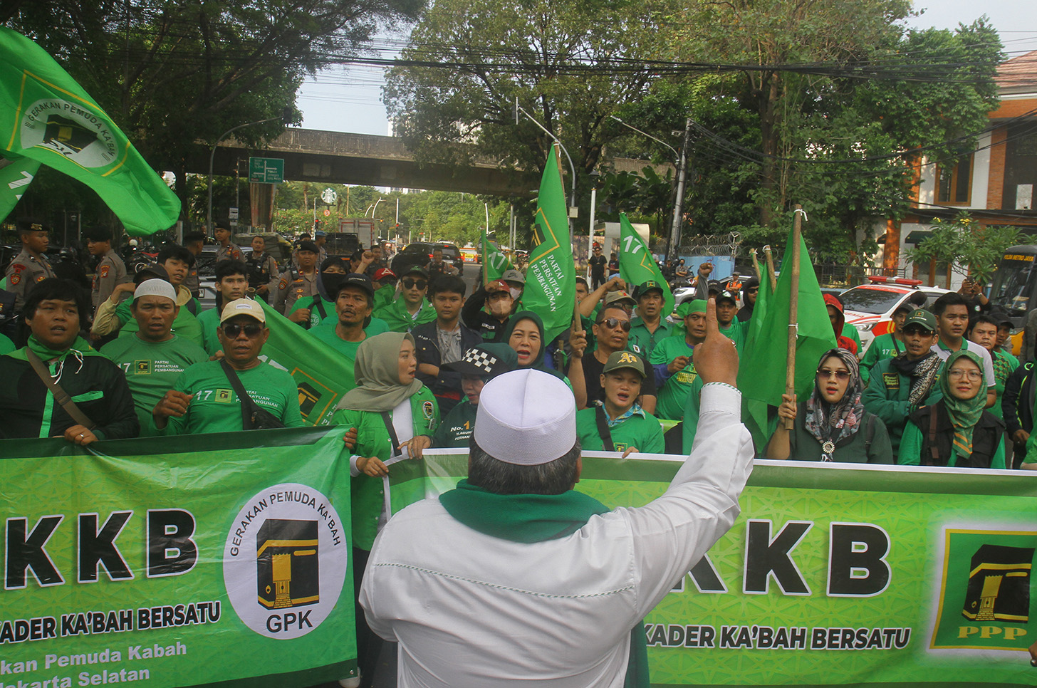 Dua massa dari kader PPP yang saling pro kontra berunjuk rasa di depan kantor  di depan Kantor DPP Partai Persatuan Pembangunan (PPP), Jakarta Pusat, Jumat (14/6/2024).(BeritaNasional.Com/Oke Atmaja)