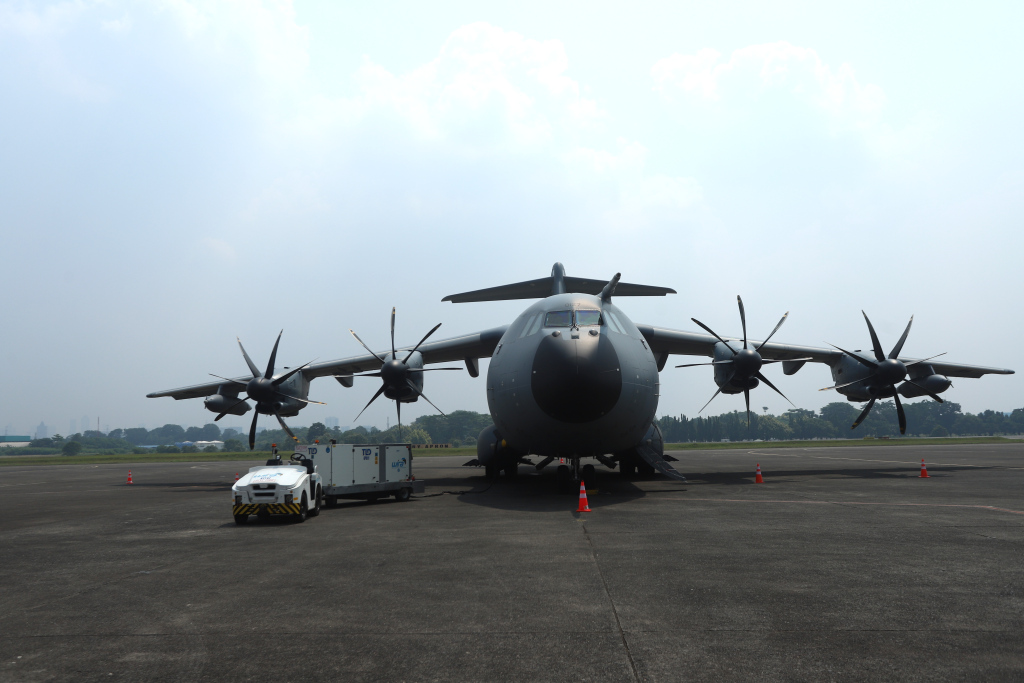 Pesawat Airbus A400M Atlas dan pesawat Airbus A330MRTT parkir di Apron Selatan Pangkalan Udara Halim Perdanakusuma, Jakarta, Kamis (25/7/2024).  (BeritaNasional Com/Oke Atmaja)