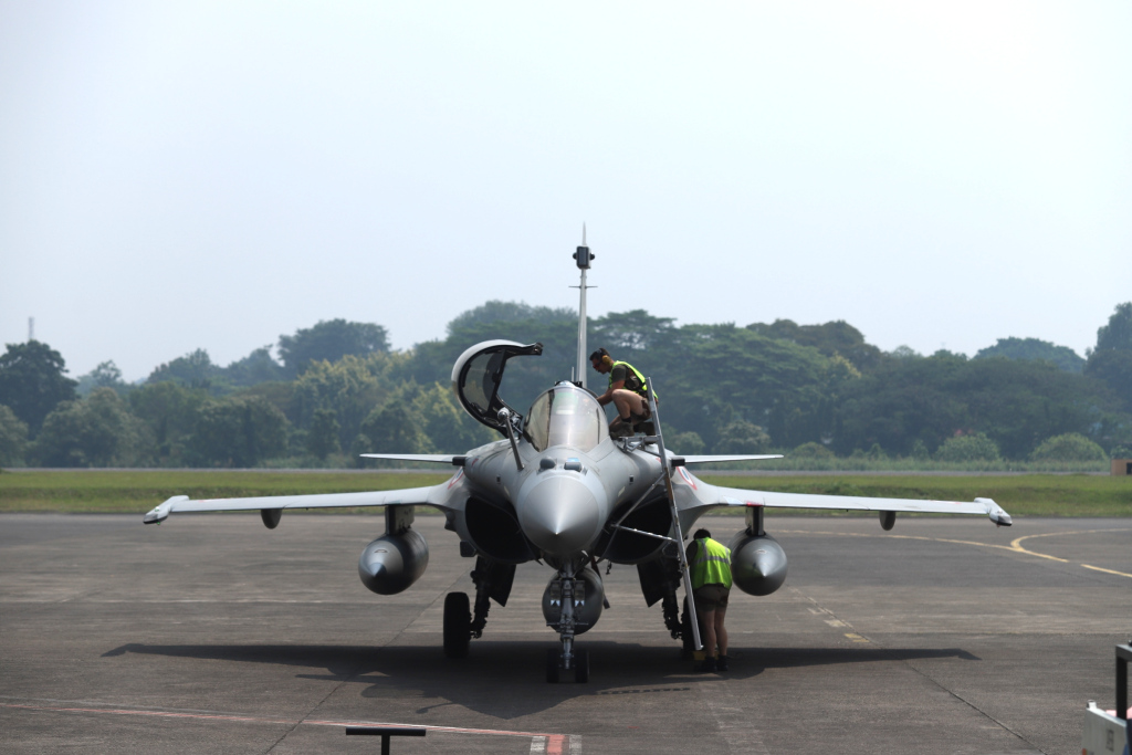 Pesawat Airbus A400M Atlas dan pesawat Airbus A330MRTT parkir di Apron Selatan Pangkalan Udara Halim Perdanakusuma, Jakarta, Kamis (25/7/2024).  (BeritaNasional Com/Oke Atmaja)