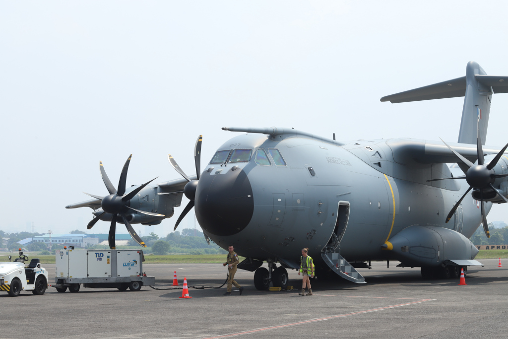 Pesawat Airbus A400M Atlas dan pesawat Airbus A330MRTT parkir di Apron Selatan Pangkalan Udara Halim Perdanakusuma, Jakarta, Kamis (25/7/2024).  (BeritaNasional Com/Oke Atmaja)