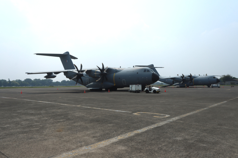 Pesawat Airbus A400M Atlas dan pesawat Airbus A330MRTT parkir di Apron Selatan Pangkalan Udara Halim Perdanakusuma, Jakarta, Kamis (25/7/2024).  (BeritaNasional Com/Oke Atmaja)