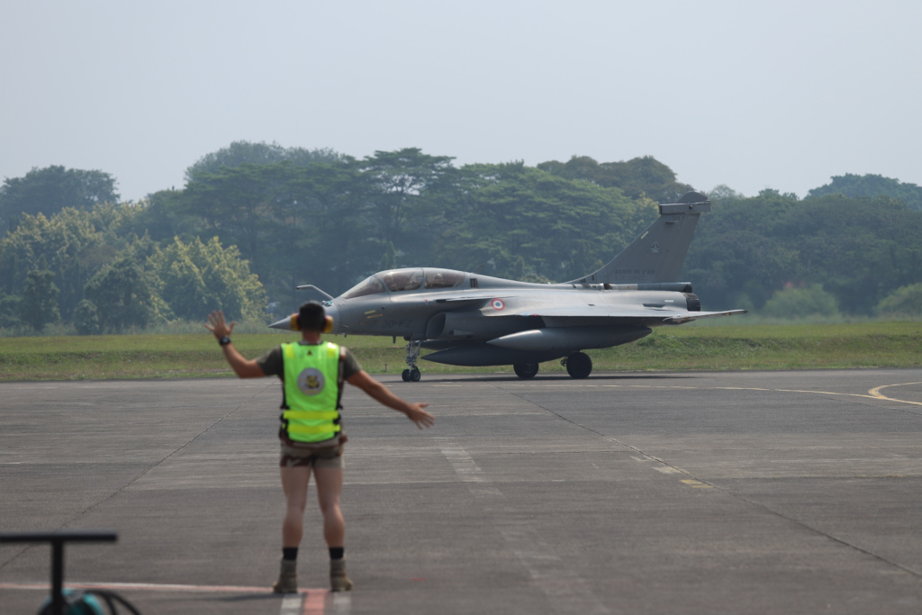 Pesawat Airbus A400M Atlas dan pesawat Airbus A330MRTT parkir di Apron Selatan Pangkalan Udara Halim Perdanakusuma, Jakarta, Kamis (25/7/2024).  (BeritaNasional Com/Oke Atmaja)