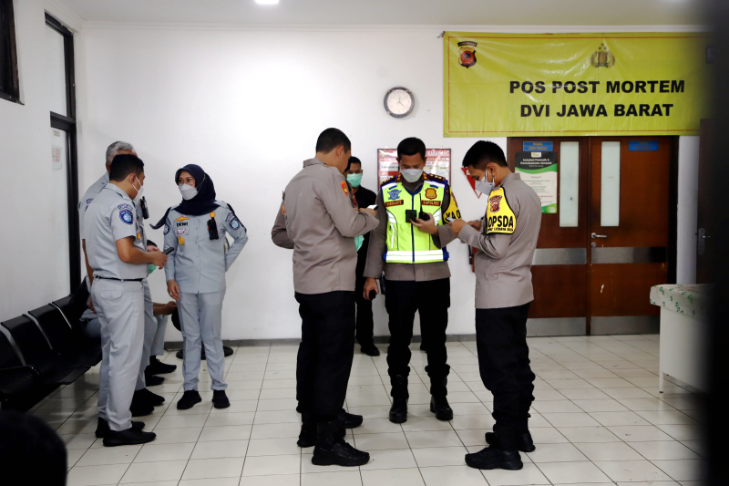 Petugas berjaga di ruang pemulasaraan jenazah fi RSUD Karawang