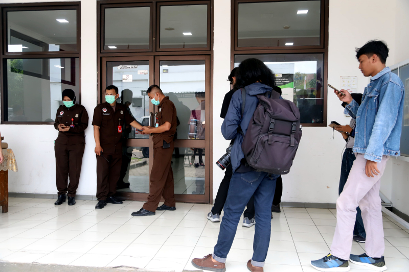 Petugas berjaga di ruang pemulasaraan jenazah fi RSUD Karawang