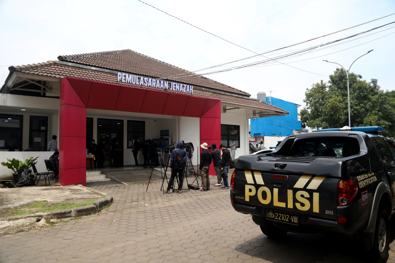 Petugas berjaga di ruang pemulasaraan jenazah fi RSUD Karawang