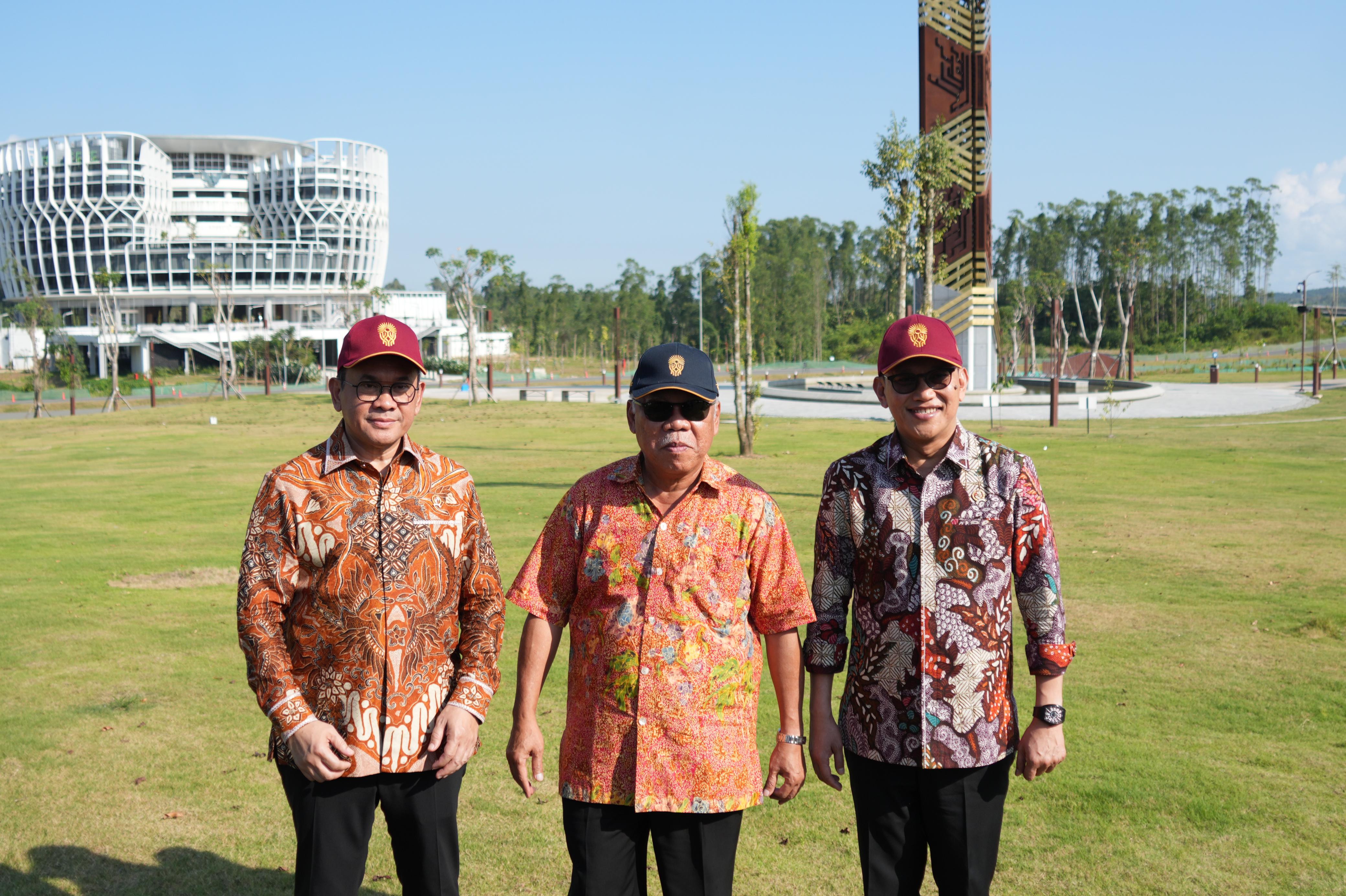 Dukung Ibu Kota Ramah Lingkungan, Menteri Karding Bareng Kepala OIKN Tanam Pohon di IKN Penanaman pohon di Titik Nol Ibu Kota Nusantara (IKN). (BeritaNasional/Elvis Sendouw/HO Hms P2MI)