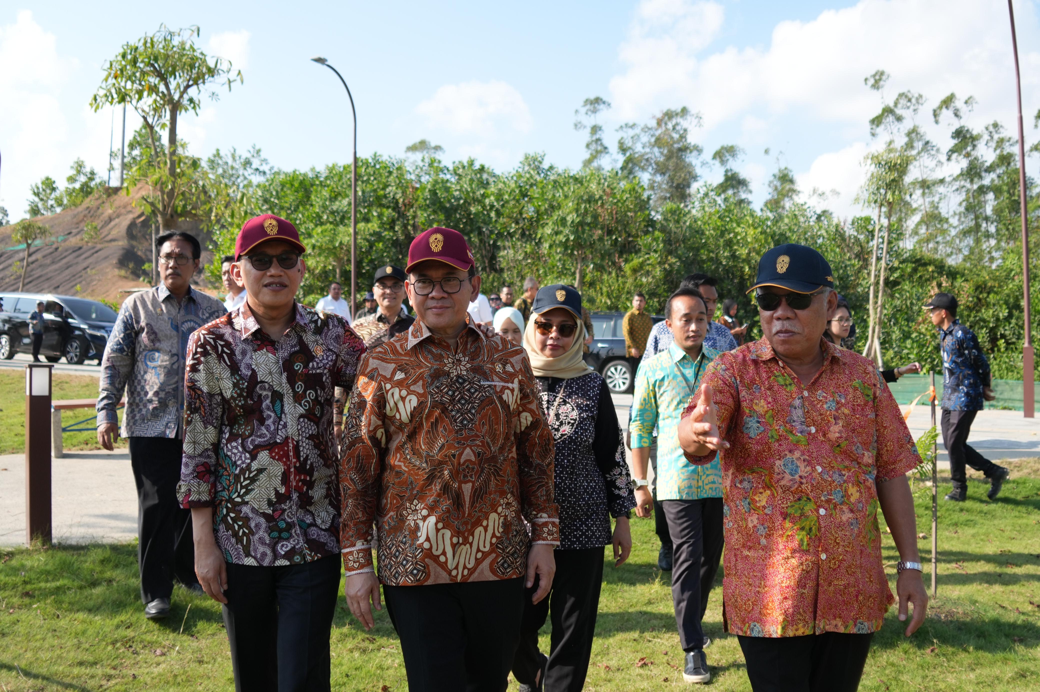 Dukung Ibu Kota Ramah Lingkungan, Menteri Karding Bareng Kepala OIKN Tanam Pohon di IKN Penanaman pohon di Titik Nol Ibu Kota Nusantara (IKN). (BeritaNasional/Elvis Sendouw/HO Hms P2MI)