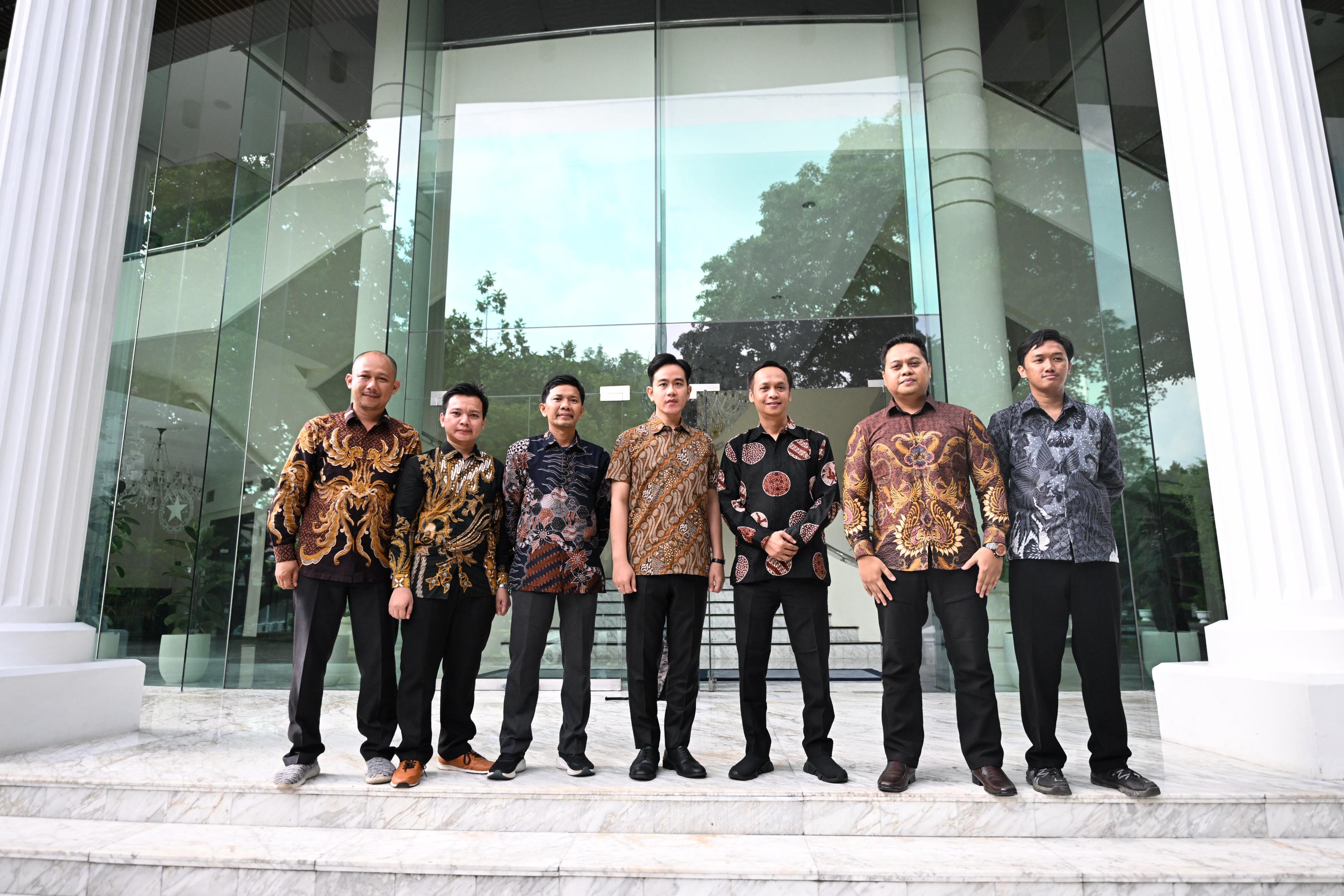 Dukung Kemandirian Teknologi, Wapres Minta PRSI Fokus Kembangkan Riset Robotika Wakil Presiden (Wapres) Gibran Rakabuming menerima audiensi Persatuan Robotika Seluruh Indonesia (PRSI). (BeritaNasional/Elvis Sendouw/HO Setwapres)