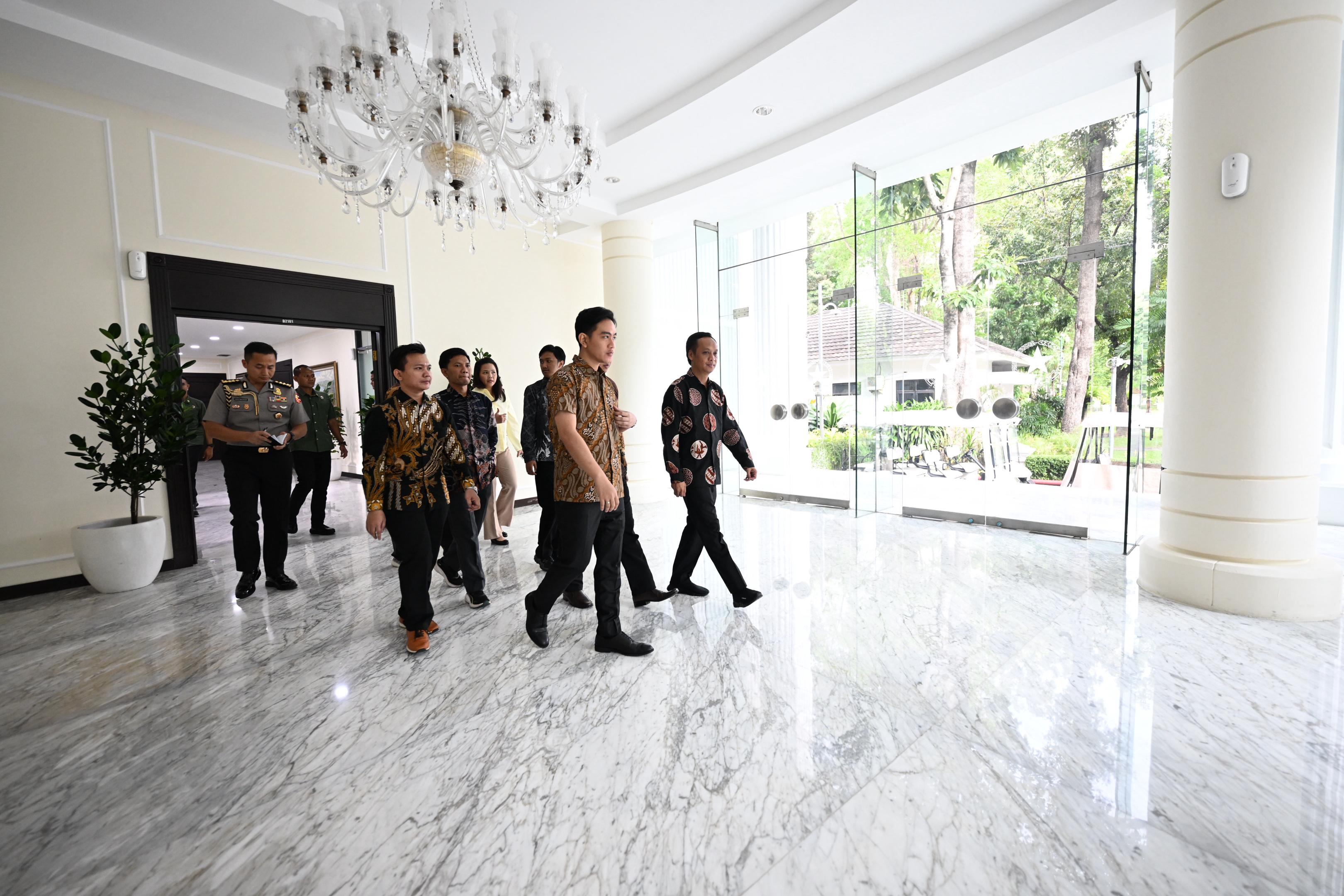 Dukung Kemandirian Teknologi, Wapres Minta PRSI Fokus Kembangkan Riset Robotika Wakil Presiden (Wapres) Gibran Rakabuming menerima audiensi Persatuan Robotika Seluruh Indonesia (PRSI). (BeritaNasional/Elvis Sendouw/HO Setwapres)