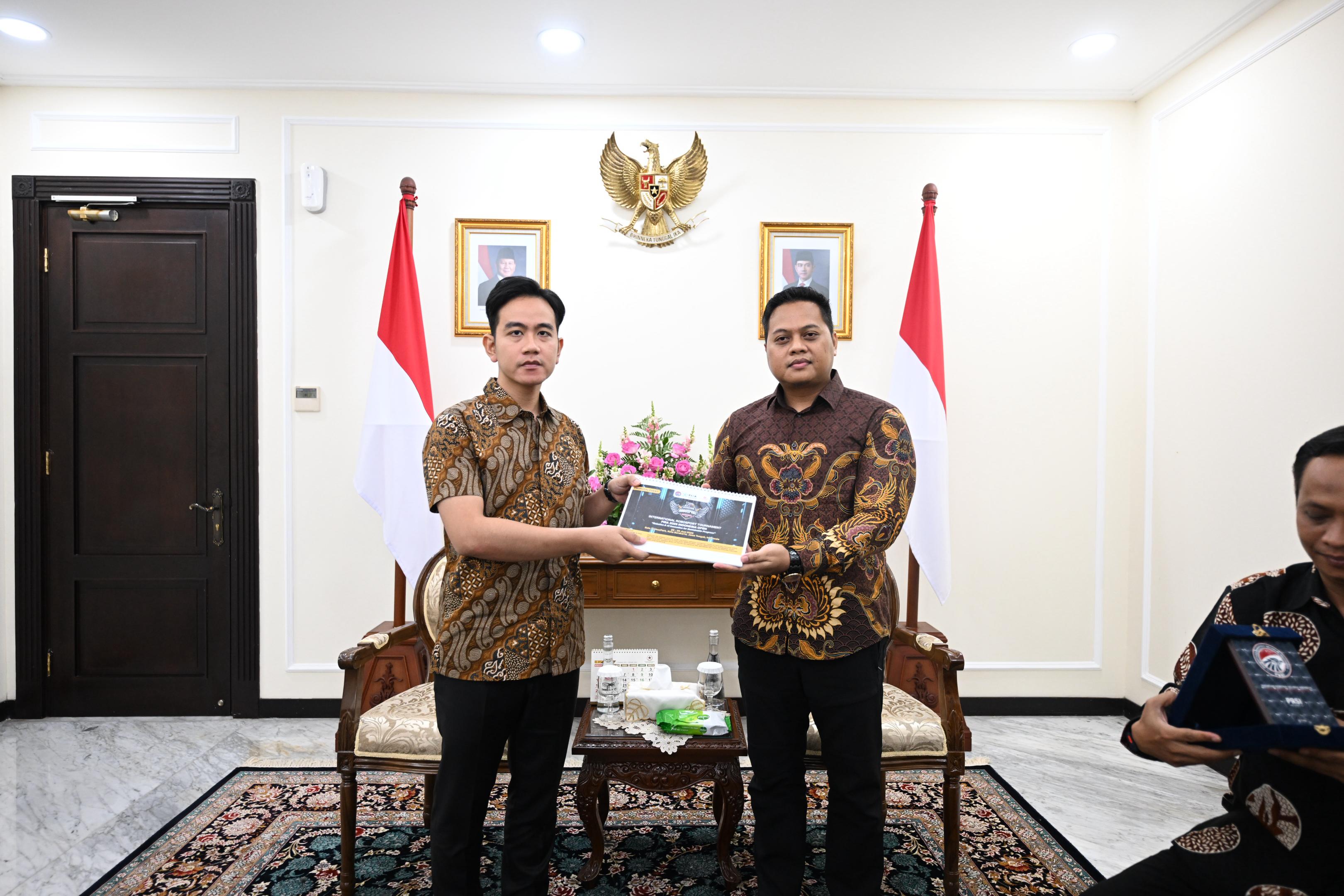 Dukung Kemandirian Teknologi, Wapres Minta PRSI Fokus Kembangkan Riset Robotika Wakil Presiden (Wapres) Gibran Rakabuming menerima audiensi Persatuan Robotika Seluruh Indonesia (PRSI). (BeritaNasional/Elvis Sendouw/HO Setwapres)