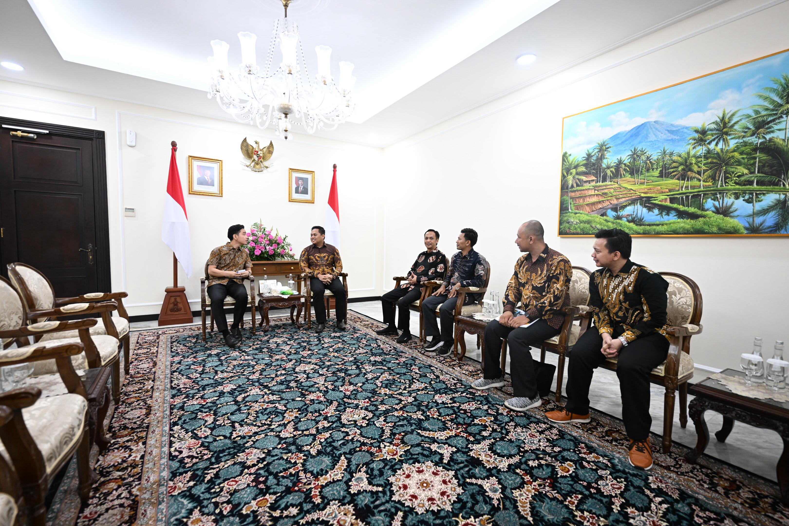 Dukung Kemandirian Teknologi, Wapres Minta PRSI Fokus Kembangkan Riset Robotika Wakil Presiden (Wapres) Gibran Rakabuming menerima audiensi Persatuan Robotika Seluruh Indonesia (PRSI). (BeritaNasional/Elvis Sendouw/HO Setwapres)