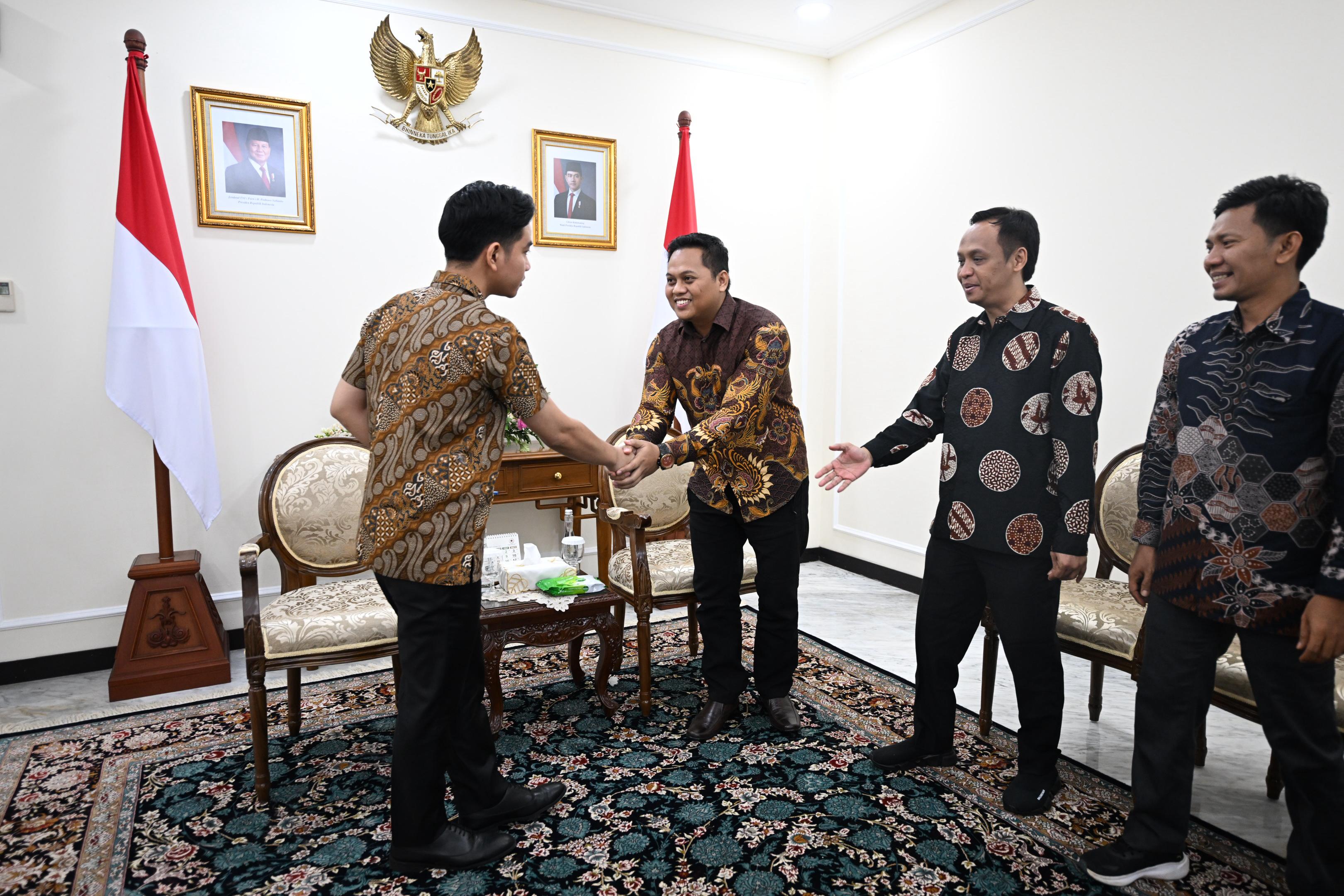 Dukung Kemandirian Teknologi, Wapres Minta PRSI Fokus Kembangkan Riset Robotika Wakil Presiden (Wapres) Gibran Rakabuming menerima audiensi Persatuan Robotika Seluruh Indonesia (PRSI). (BeritaNasional/Elvis Sendouw/HO Setwapres)