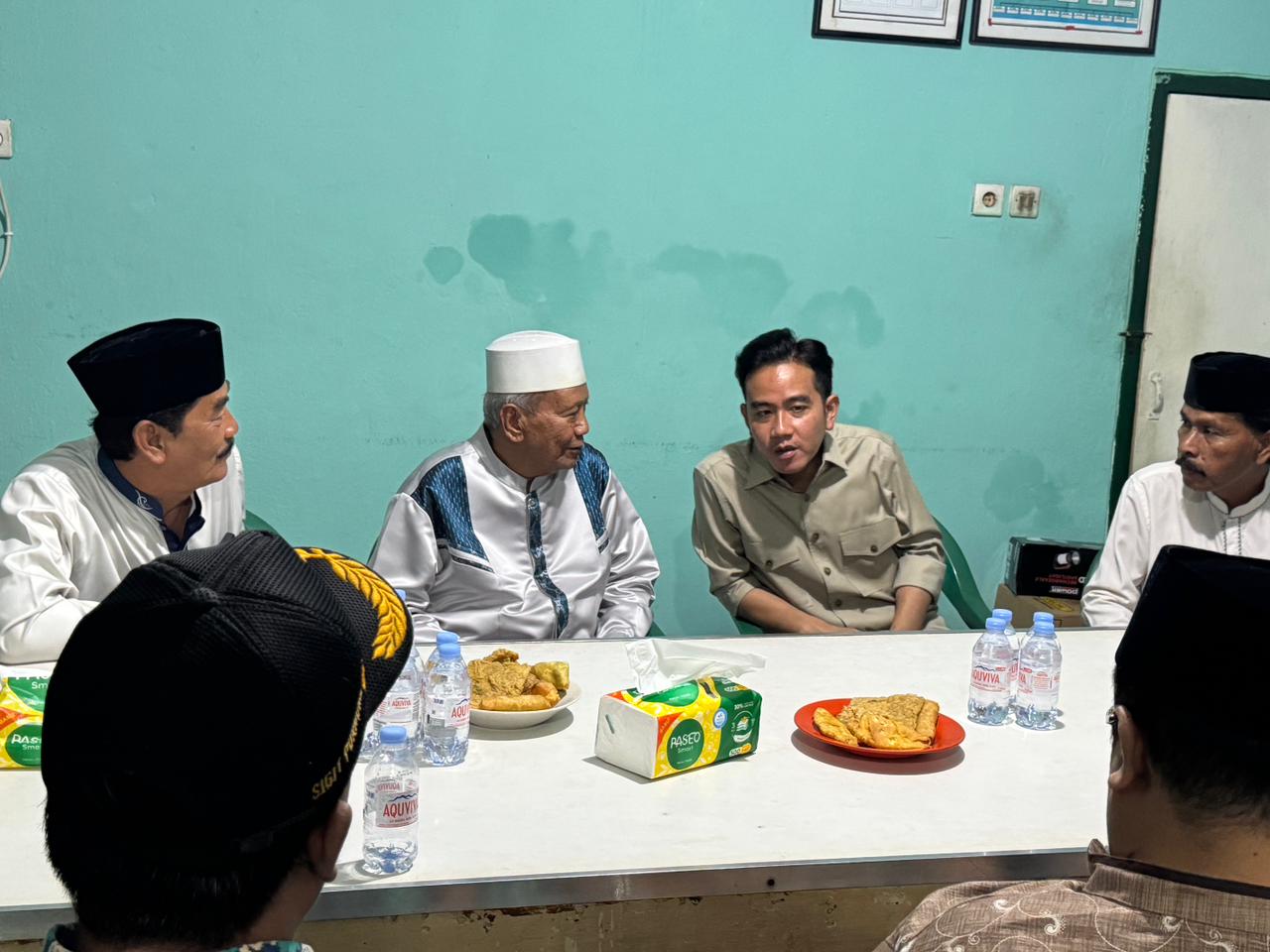 Wapres ke Pos Ronda RT 19 RW 03, Jl Kali Inspeksi, Kelurahan Ulujami, Kecamatan Pesanggrahan Jakarta Selatan. (BeritaNasional/Elvis Sendouw/HO Setwapres)