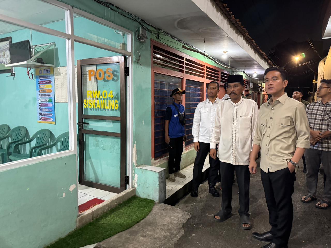 Wapres ke Pos Ronda RT 19 RW 03, Jl Kali Inspeksi, Kelurahan Ulujami, Kecamatan Pesanggrahan Jakarta Selatan. (BeritaNasional/Elvis Sendouw/HO Setwapres)