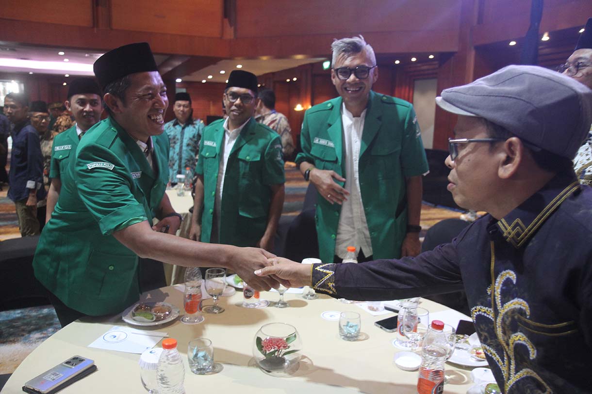 Ketua Umum GP Ansor Addin Jauharudin (tengah) didampingi Sekretaris Jenderal GP Ansor Rifqi Al Mubarok (kanan) dan Kepala Satuan Koordinasi Nasional (Kasatkornas) Banser Syafiq Syauqi (kiri) meluncurkan Asta Cita Center di Hotel Bidakara, Jakarta, Rabu (15/1/2025).  (BeritaNasional.com/Oke Atmaja)