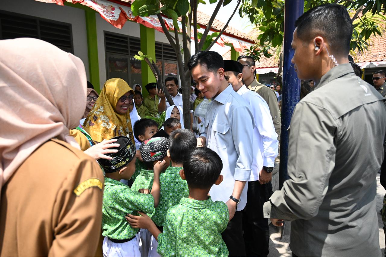 Dukung Peningkatan Kualiatas Kesehatan Sejak Dini, Wapres Tinjau PKG di MI Raudlatul Hidayah Tangerang Wapres Gibran Rakabuming meninjau langsung pelaksanaan Pemeriksaan Kesehatan Gratis (PKG) di Madrasah Ibtidaiyah (MI) Raudlatul Hidayah, Kecamatan Mauk, Kabupaten Tangerang.  (BeritaNasional/Elvis/HO Setwapres)