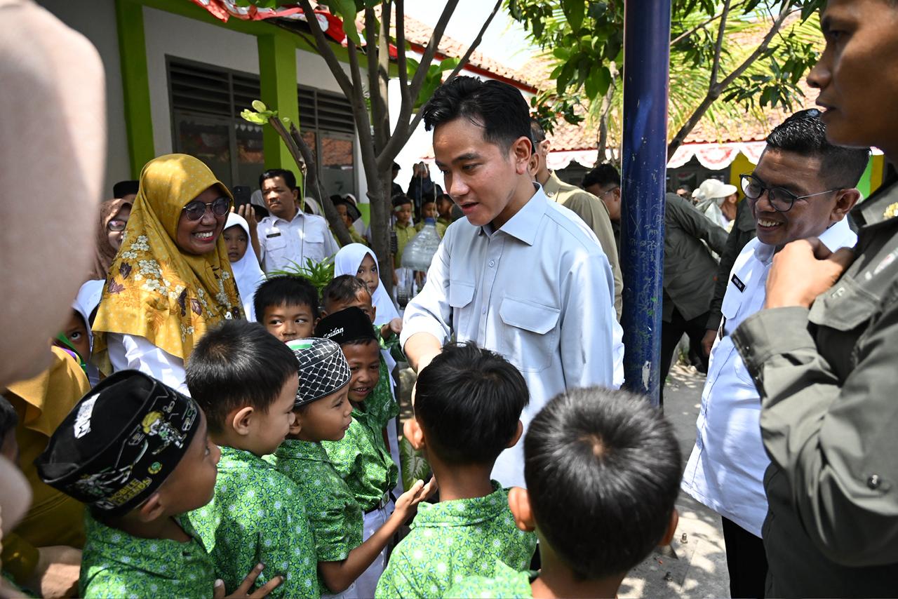 Dukung Peningkatan Kualiatas Kesehatan Sejak Dini, Wapres Tinjau PKG di MI Raudlatul Hidayah Tangerang Wapres Gibran Rakabuming meninjau langsung pelaksanaan Pemeriksaan Kesehatan Gratis (PKG) di Madrasah Ibtidaiyah (MI) Raudlatul Hidayah, Kecamatan Mauk, Kabupaten Tangerang.  (BeritaNasional/Elvis/HO Setwapres)