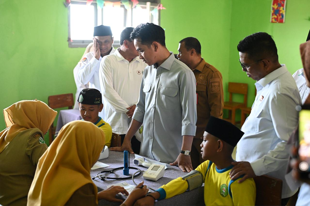 Dukung Peningkatan Kualiatas Kesehatan Sejak Dini, Wapres Tinjau PKG di MI Raudlatul Hidayah Tangerang Wapres Gibran Rakabuming meninjau langsung pelaksanaan Pemeriksaan Kesehatan Gratis (PKG) di Madrasah Ibtidaiyah (MI) Raudlatul Hidayah, Kecamatan Mauk, Kabupaten Tangerang.  (BeritaNasional/Elvis/HO Setwapres)