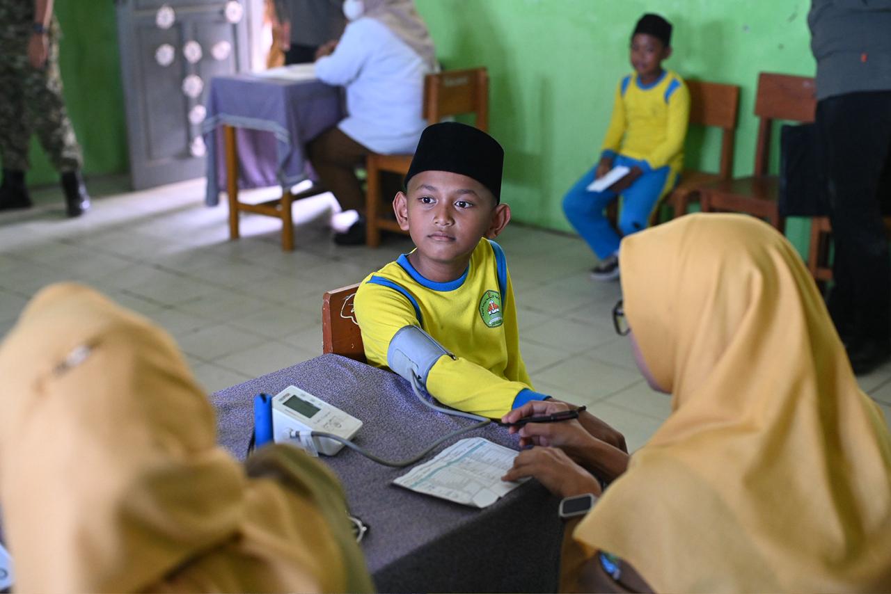Dukung Peningkatan Kualiatas Kesehatan Sejak Dini, Wapres Tinjau PKG di MI Raudlatul Hidayah Tangerang Wapres Gibran Rakabuming meninjau langsung pelaksanaan Pemeriksaan Kesehatan Gratis (PKG) di Madrasah Ibtidaiyah (MI) Raudlatul Hidayah, Kecamatan Mauk, Kabupaten Tangerang.  (BeritaNasional/Elvis/HO Setwapres)