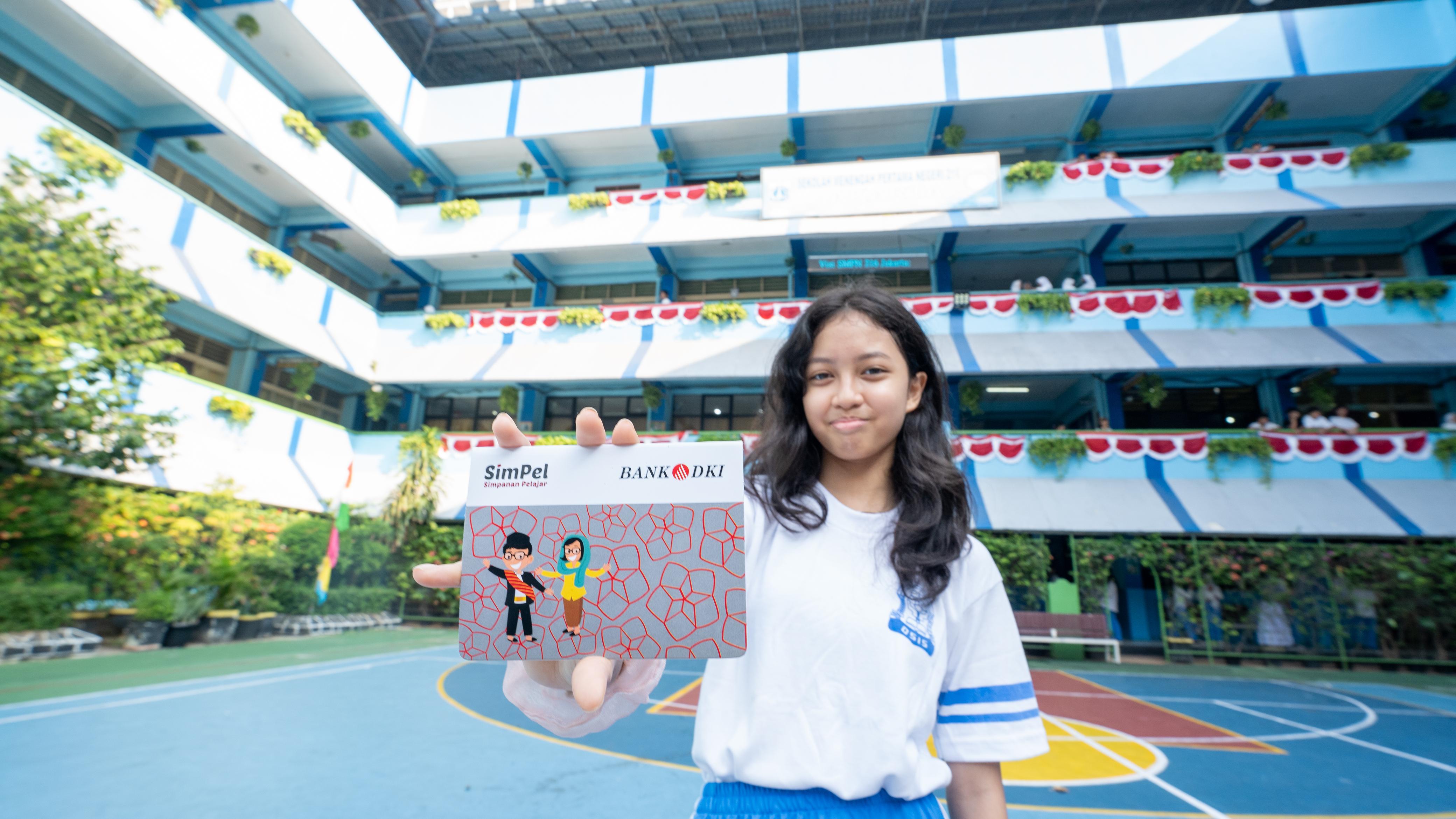 Guru penyandang disabilitas tunarungu menjelaskan foto kepada anak disabilitas tunarungu dalam rangkaian kegiatan "Satu Hari Bermain Bersama Anak" di Gedung Kemanterian Pembangunan Manusia dan Kebudayaan (PMK), Jakarta, Sabtu (10/8/2024).(BeritaNasional.com/Oke Atmaja)