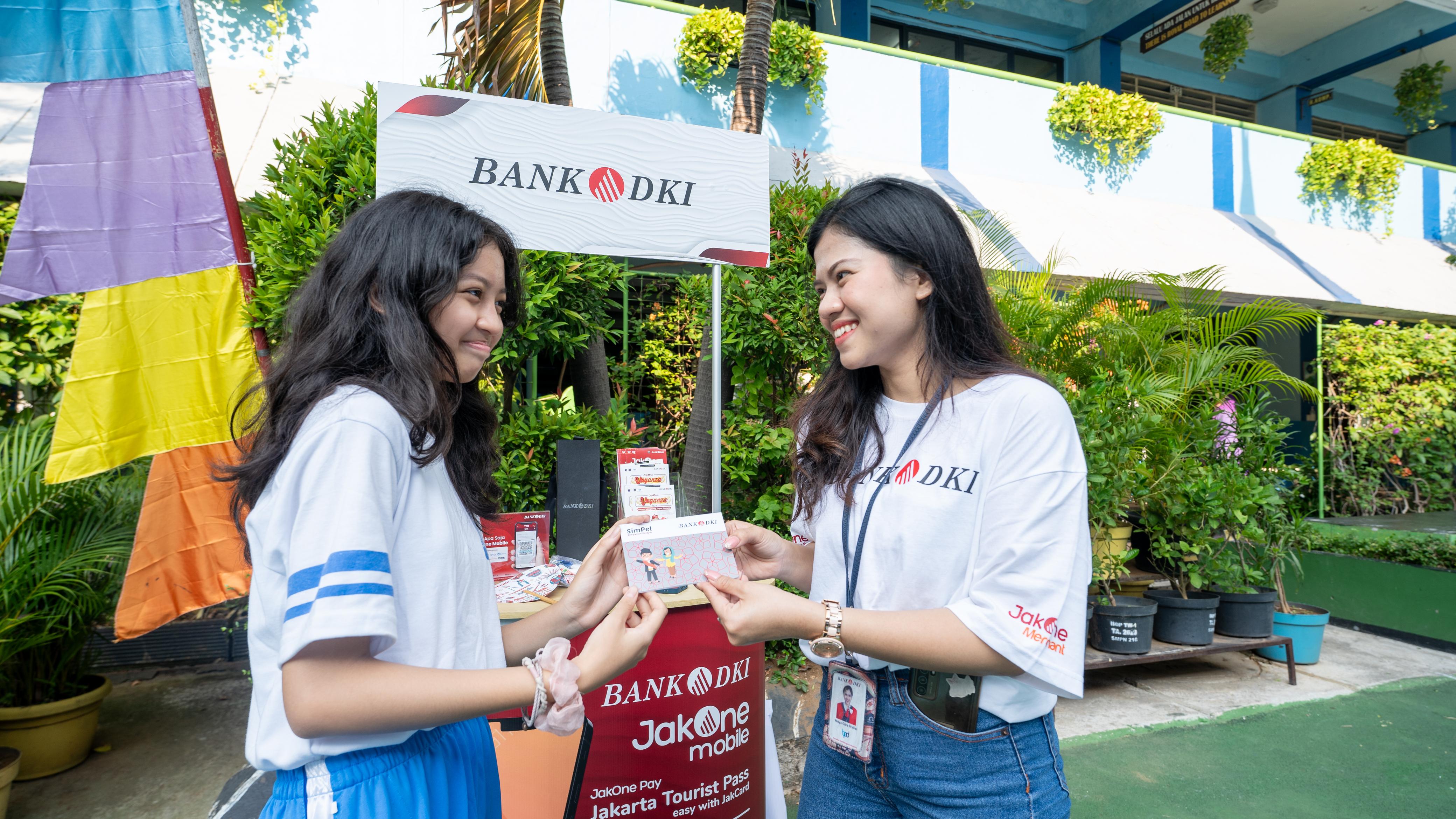 Guru penyandang disabilitas tunarungu menjelaskan foto kepada anak disabilitas tunarungu dalam rangkaian kegiatan "Satu Hari Bermain Bersama Anak" di Gedung Kemanterian Pembangunan Manusia dan Kebudayaan (PMK), Jakarta, Sabtu (10/8/2024).(BeritaNasional.com/Oke Atmaja)