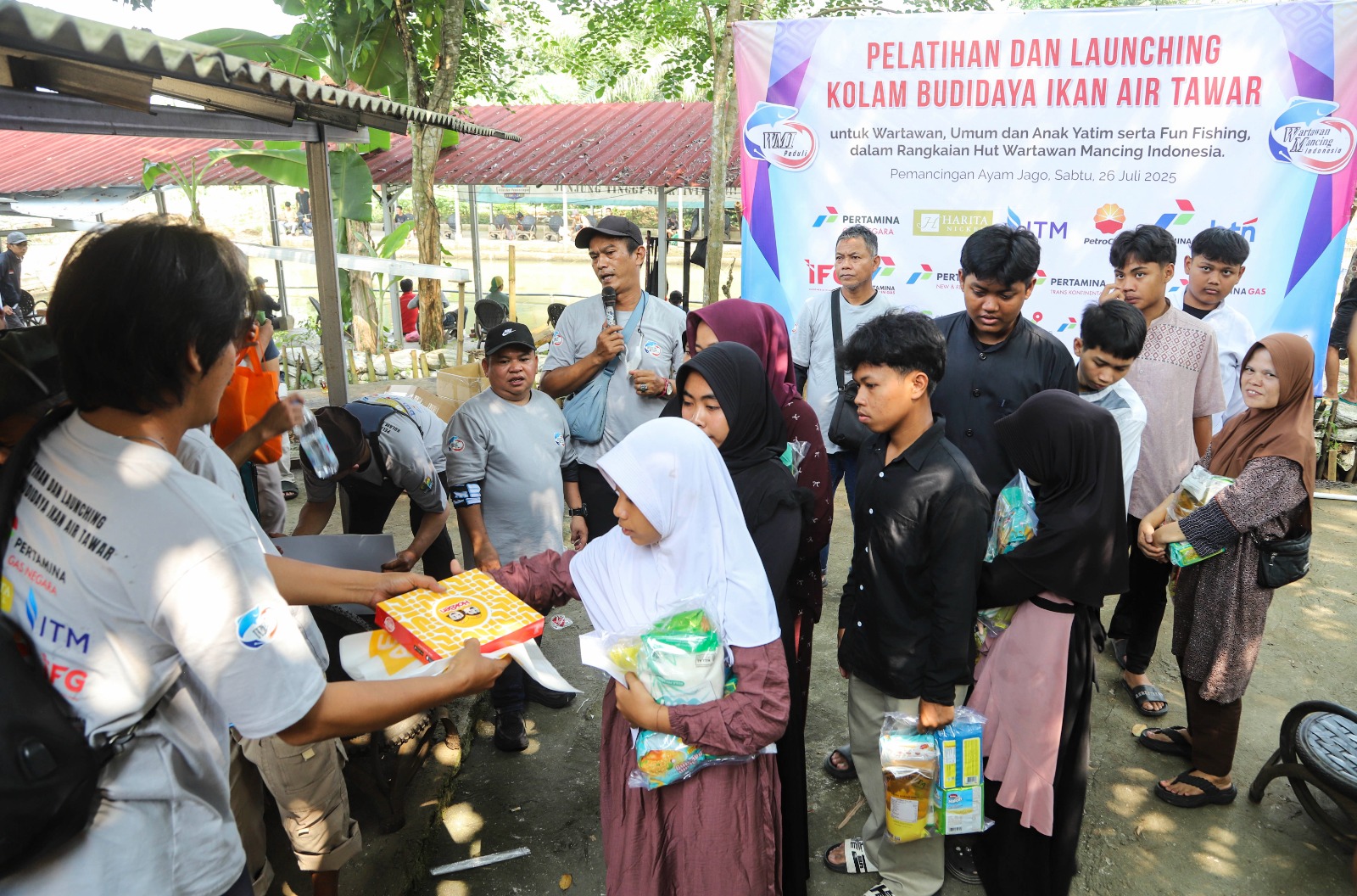 Wartawan Mancing Indonesia (WMI) gelar pelatihan dan launching kolam budidaya ikan bawal air tawar untuk wartawan, umum dan santunan anak yatim, lansia serta fun fishing antar media, korporasi untuk dukung Asta Cita Presiden Prabowo Subianto. (BeritaNasional/Elvis Sendouw)