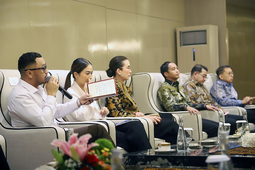 Wakil Ketua DPR RI, Sufmi Dasco Ahmad menerima 4 menteri dan tim produksi pembuat film "Woman From Rote Island" di ruang delegasi, Kompleks Parlemen, Jakarta. (BeritaNasional/Elvis sendouw)