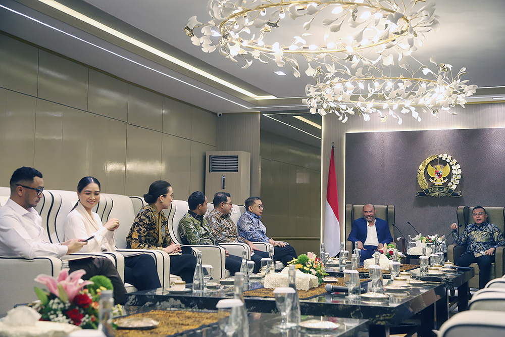 Wakil Ketua DPR RI, Sufmi Dasco Ahmad menerima 4 menteri dan tim produksi pembuat film "Woman From Rote Island" di ruang delegasi, Kompleks Parlemen, Jakarta. (BeritaNasional/Elvis sendouw)