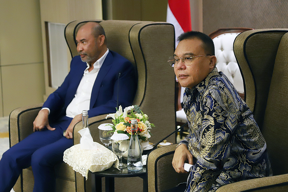 Wakil Ketua DPR RI, Sufmi Dasco Ahmad menerima 4 menteri dan tim produksi pembuat film "Woman From Rote Island" di ruang delegasi, Kompleks Parlemen, Jakarta. (BeritaNasional/Elvis sendouw)