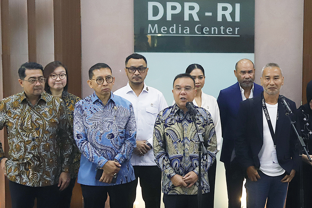 Wakil Ketua DPR RI, Sufmi Dasco Ahmad menerima 4 menteri dan tim produksi pembuat film "Woman From Rote Island" di ruang delegasi, Kompleks Parlemen, Jakarta. (BeritaNasional/Elvis sendouw)