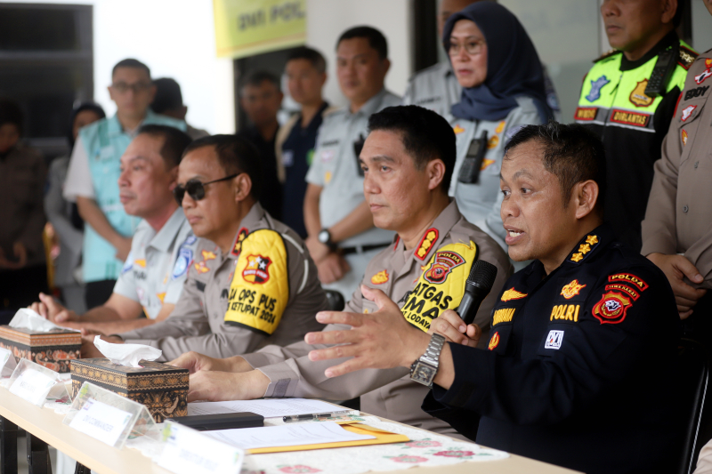 Kepolisian konferensi pers perkembangan proses identifikasi 12 jenazah korban kecelakaan maut KM 58 Jalan Tol Jakarta-Cikampek oleh Tim DVI (Disaster Victim Identification) Polda Jawa Barat. (BeritaNasional/Elvis Sendouw)