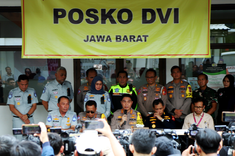 Kepolisian konferensi pers perkembangan proses identifikasi 12 jenazah korban kecelakaan maut KM 58 Jalan Tol Jakarta-Cikampek oleh Tim DVI (Disaster Victim Identification) Polda Jawa Barat. (BeritaNasional/Elvis Sendouw)