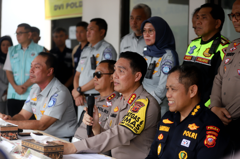 Kepolisian konferensi pers perkembangan proses identifikasi 12 jenazah korban kecelakaan maut KM 58 Jalan Tol Jakarta-Cikampek oleh Tim DVI (Disaster Victim Identification) Polda Jawa Barat. (BeritaNasional/Elvis Sendouw)