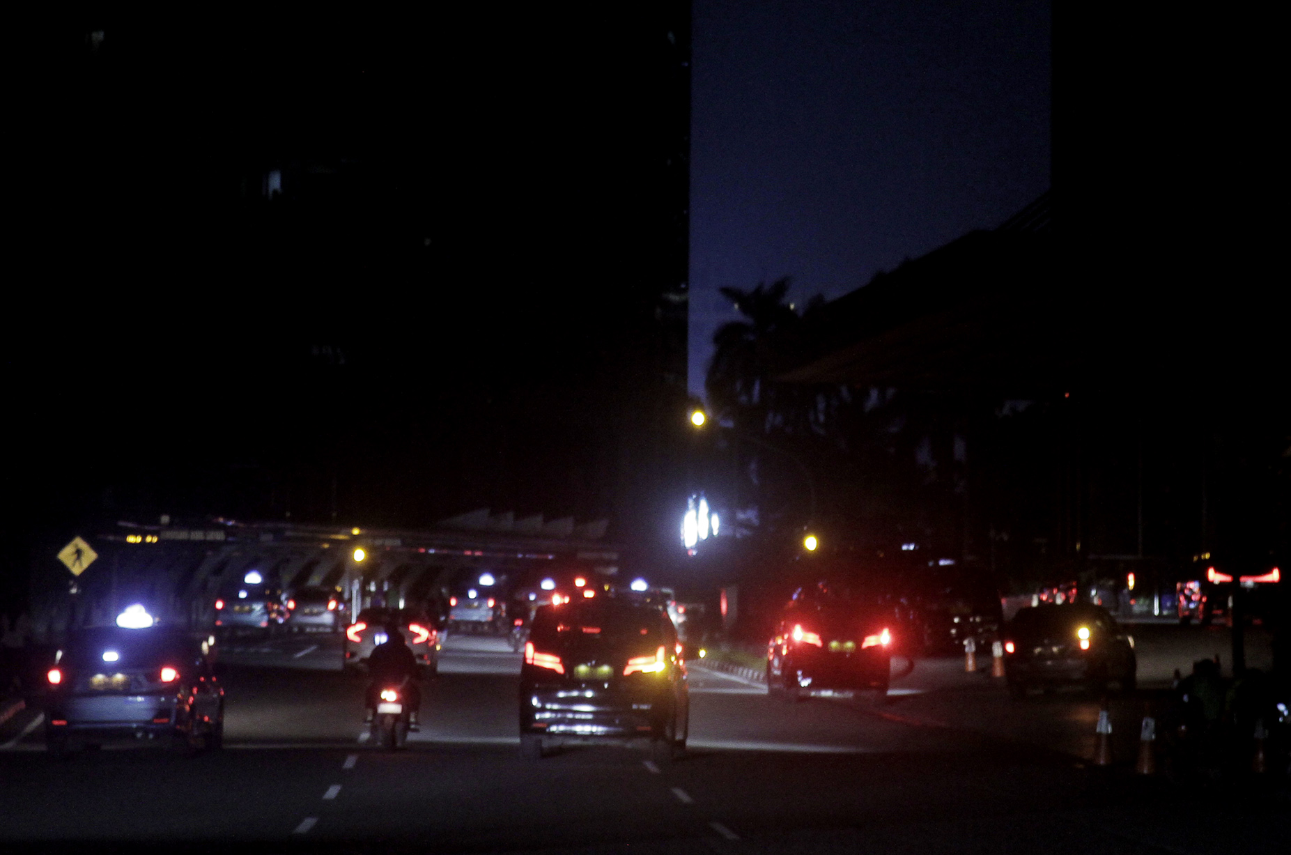 Suasana kawasan Sudirman Central Business District (SCBD) saat Earth Hour di Jakarta, Sabtu (23/3/2024).(Indonesiaglobe/Oke Atmaja)