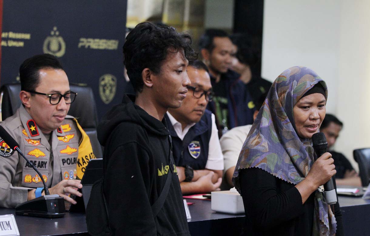 Eko dan Bima ditunjukkan petugas saat konferensi pers di Polda Metro Jaya, Jakarta, Kamis (18/9/2025).  (Beritanasional.com/Oke Atmaja)