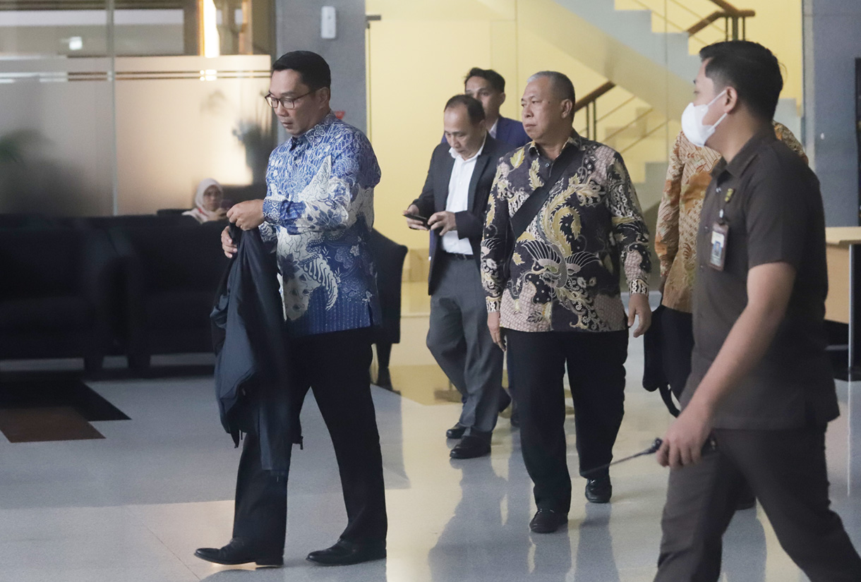Mantan Gubernur Jawa Barat Ridwan Kamil berjalan usai menjalani pemeriksaan di Gedung Merah Putih KPK, Jakarta, Selasa (2/12/2025).  (Beritanasional.com/Oke Atmaja)