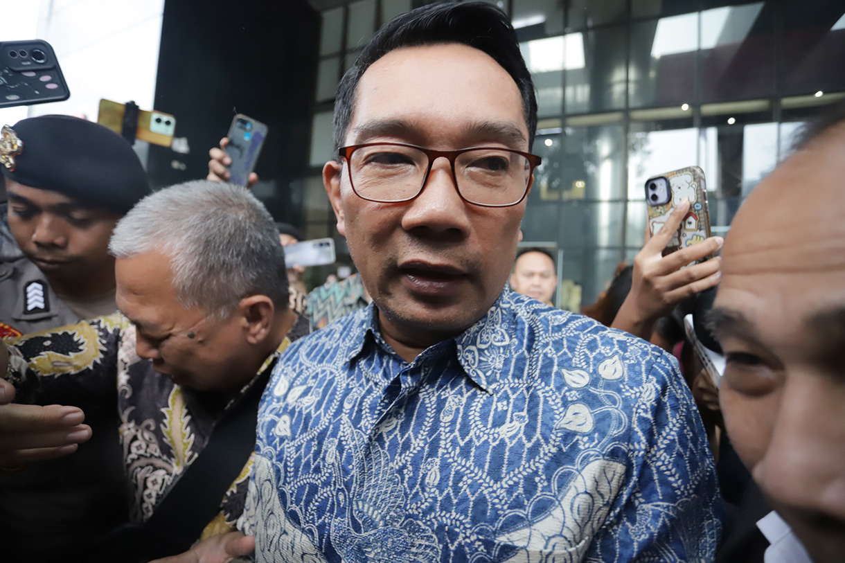 Mantan Gubernur Jawa Barat Ridwan Kamil berjalan usai menjalani pemeriksaan di Gedung Merah Putih KPK (Beritanasional.com/Oke Atmaja)