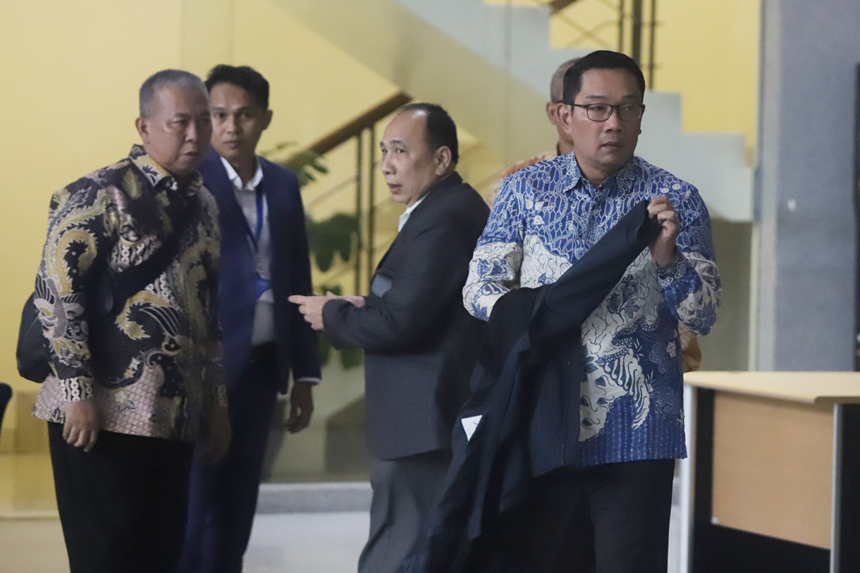 Mantan Gubernur Jawa Barat Ridwan Kamil berjalan usai menjalani pemeriksaan di Gedung Merah Putih KPK, Jakarta, Selasa (2/12/2025).  (Beritanasional.com/Oke Atmaja)