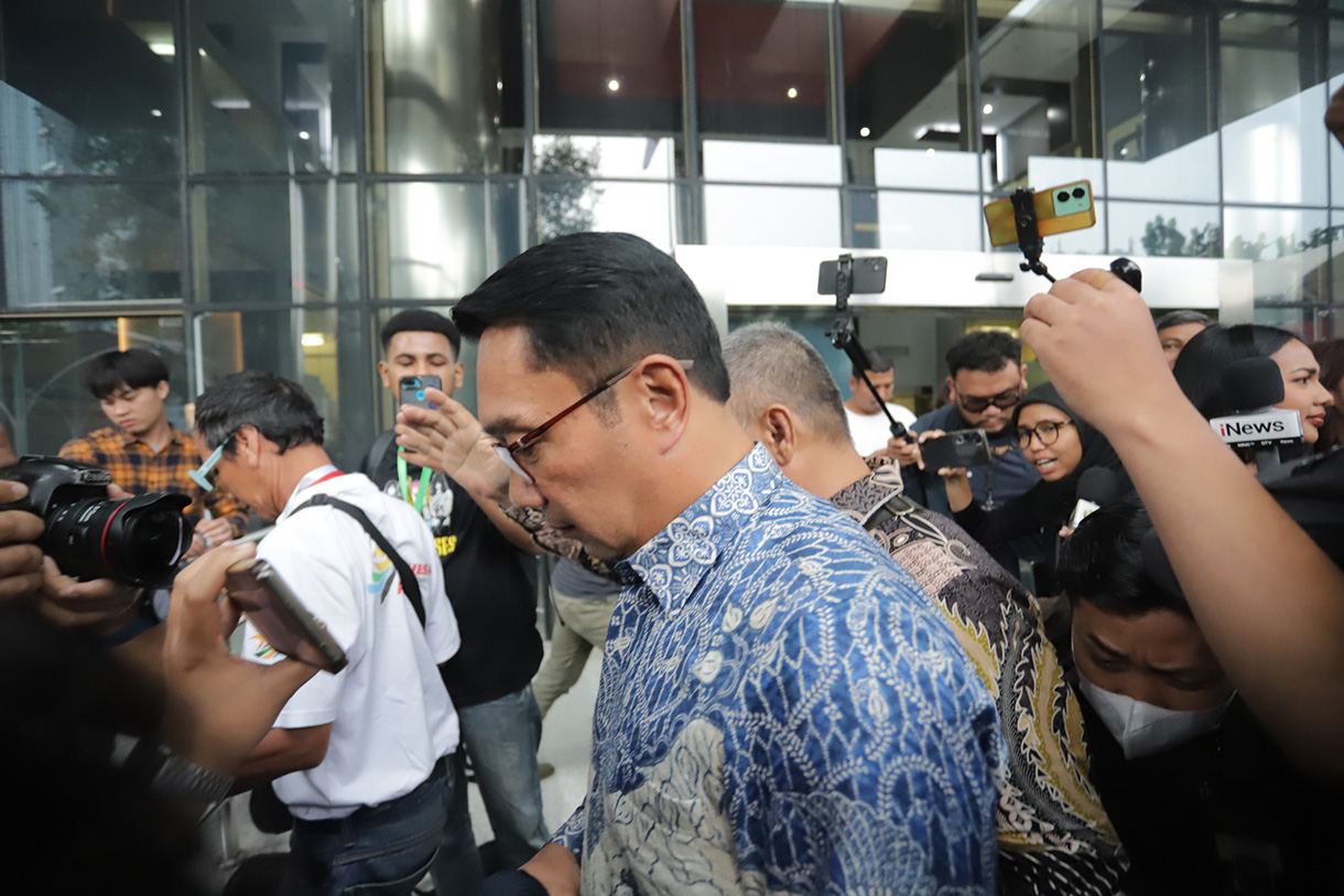 Mantan Gubernur Jawa Barat Ridwan Kamil berjalan usai menjalani pemeriksaan di Gedung Merah Putih KPK, Jakarta, Selasa (2/12/2025).  (Beritanasional.com/Oke Atmaja)