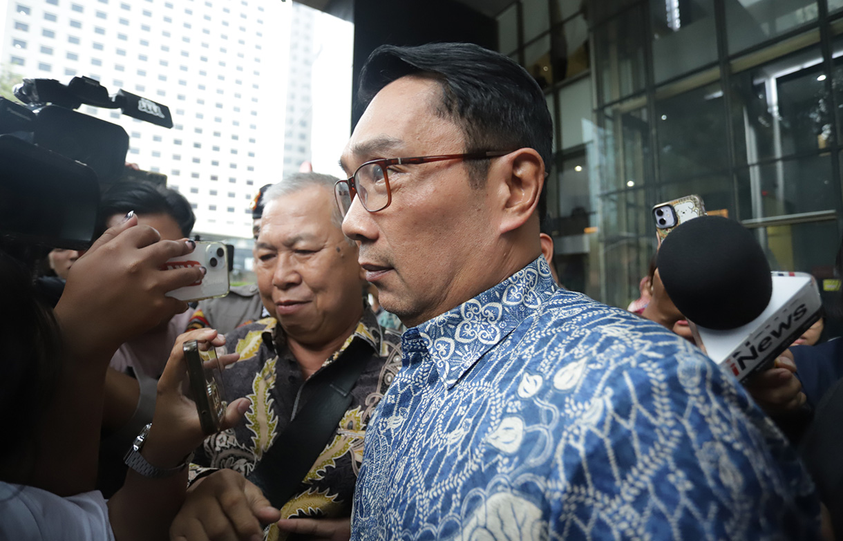 Mantan Gubernur Jawa Barat Ridwan Kamil berjalan usai menjalani pemeriksaan di Gedung Merah Putih KPK, Jakarta, Selasa (2/12/2025).  (Beritanasional.com/Oke Atmaja)