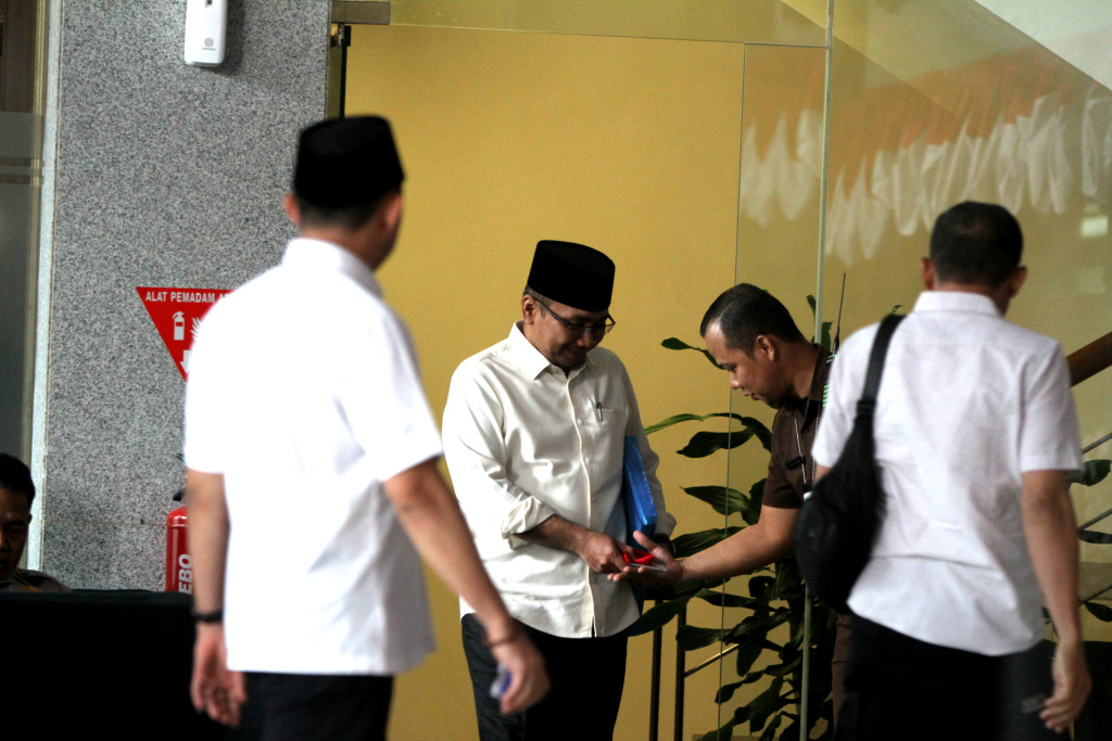 Eks Menteri Agama Yaqut Diperiksa KPK Selama 7 Jam Mantan Menteri Agama Yaqut Cholil Qoumas berjalan keluar usai menjalani pemeriksaan di Gedung Merah Putih KPK, Jakarta, Senin (1/9/2025). (Beritanasional.com/Oke Atmaja)