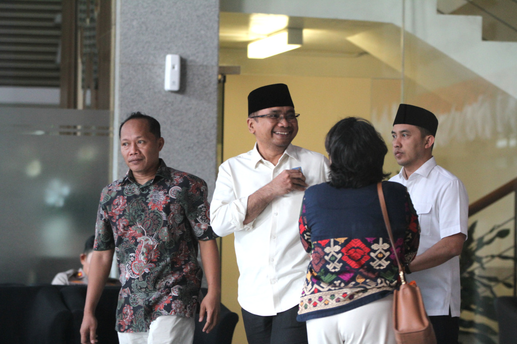 Eks Menteri Agama Yaqut Diperiksa KPK Selama 7 Jam Mantan Menteri Agama Yaqut Cholil Qoumas berjalan keluar usai menjalani pemeriksaan di Gedung Merah Putih KPK, Jakarta, Senin (1/9/2025). (Beritanasional.com/Oke Atmaja)