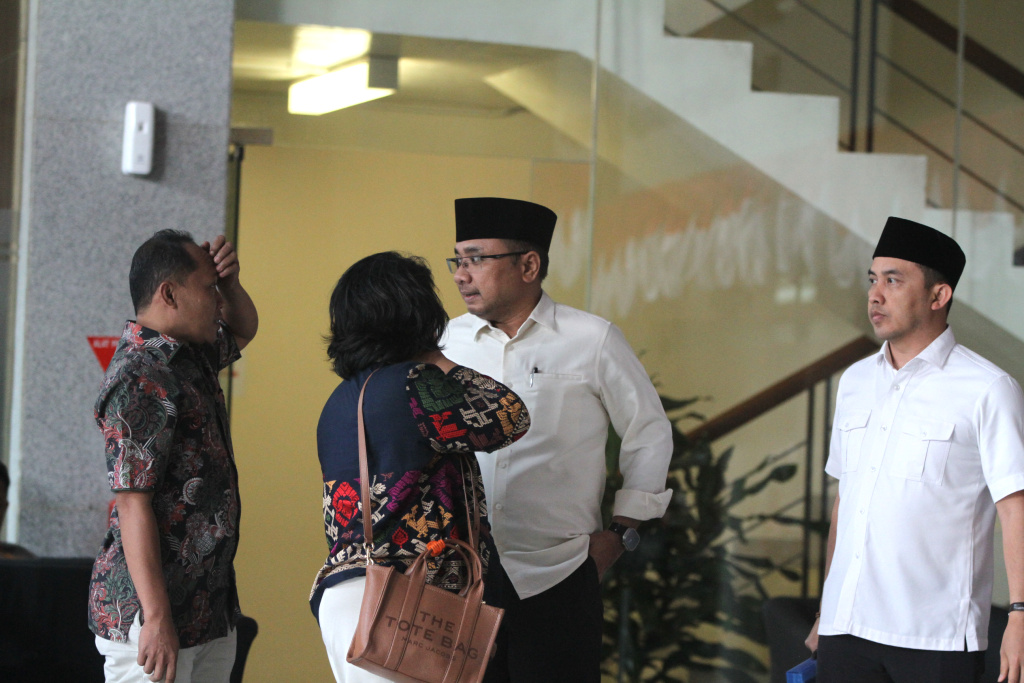 Eks Menteri Agama Yaqut Diperiksa KPK Selama 7 Jam Mantan Menteri Agama Yaqut Cholil Qoumas berjalan keluar usai menjalani pemeriksaan di Gedung Merah Putih KPK, Jakarta, Senin (1/9/2025). (Beritanasional.com/Oke Atmaja)