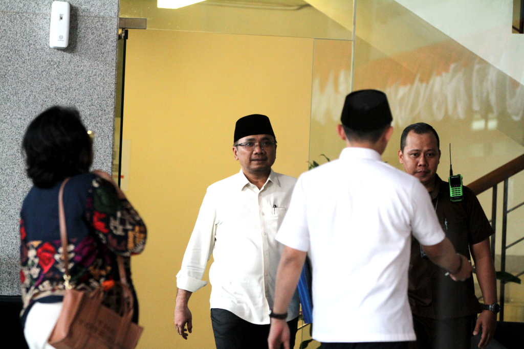 Eks Menteri Agama Yaqut Diperiksa KPK Selama 7 Jam Mantan Menteri Agama Yaqut Cholil Qoumas berjalan keluar usai menjalani pemeriksaan di Gedung Merah Putih KPK, Jakarta, Senin (1/9/2025). (Beritanasional.com/Oke Atmaja)