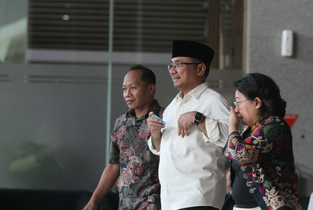 Eks Menteri Agama Yaqut Diperiksa KPK Selama 7 Jam Mantan Menteri Agama Yaqut Cholil Qoumas berjalan keluar usai menjalani pemeriksaan di Gedung Merah Putih KPK, Jakarta, Senin (1/9/2025). (Beritanasional.com/Oke Atmaja)