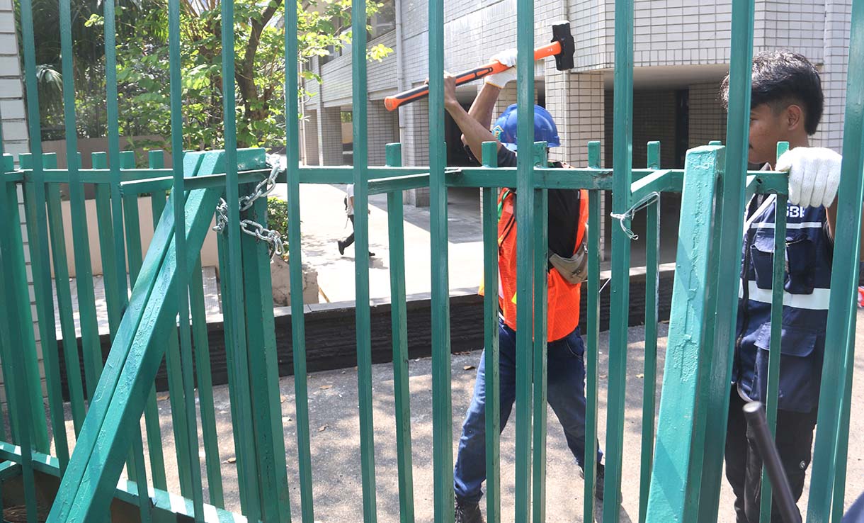 Petugas kepolisian berusaha menerobos massa yang menolak proses eksekusi pengosongan lahan kawasan eks Hotel Sultan di Blok 15 Gelora Bung Karno, Senayan Jakarta, Kamis (18/6/2026).  (Beritanasional.com/Oke Atmaja)