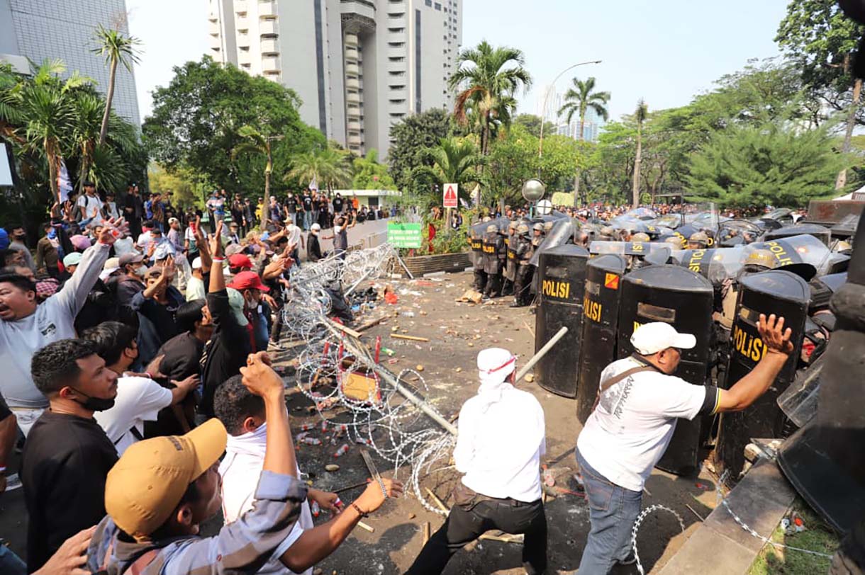 Petugas kepolisian berusaha menerobos massa yang menolak proses eksekusi pengosongan lahan kawasan eks Hotel Sultan di Blok 15 Gelora Bung Karno, Senayan Jakarta, Kamis (18/6/2026).  (Beritanasional.com/Oke Atmaja)