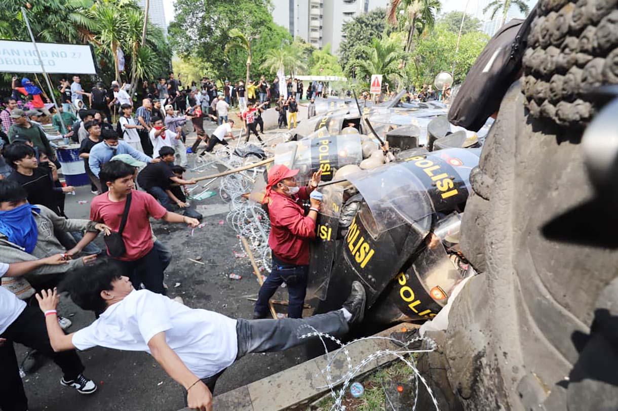 Petugas kepolisian berusaha menerobos massa yang menolak proses eksekusi pengosongan lahan kawasan eks Hotel Sultan di Blok 15 Gelora Bung Karno, Senayan Jakarta, Kamis (18/6/2026).  (Beritanasional.com/Oke Atmaja)